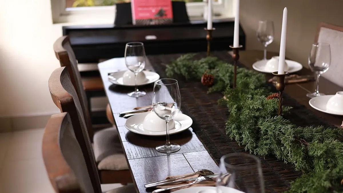 Christmas Dining Table Decor: 16 Simple, Elegant Setups