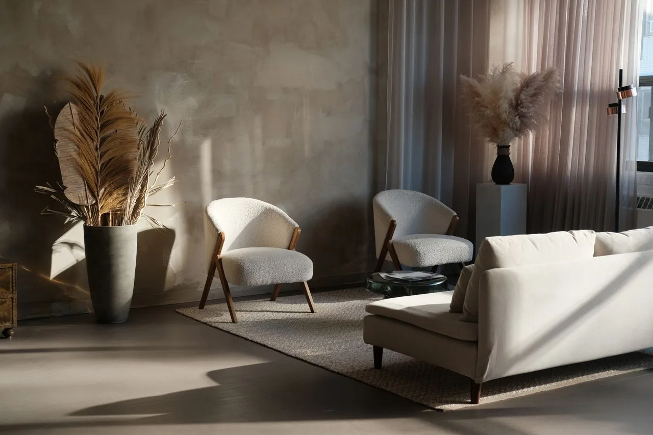 Moody Japandi living room with textured walls, pampas grass and low seating